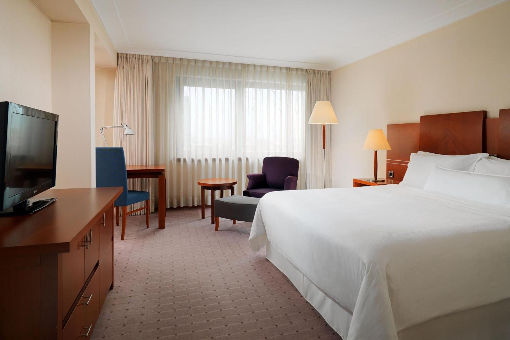 Deluxe King Non Smoking Guest room 1 King City view,1706172628:JPEG